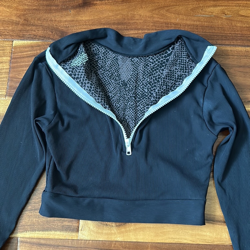 Acacia Swimwear black ribbed cropped rashguard Small
